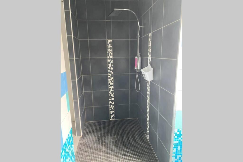 Appartement en entrée de ville avec balneo Pont-lʼAbbé Extérieur photo